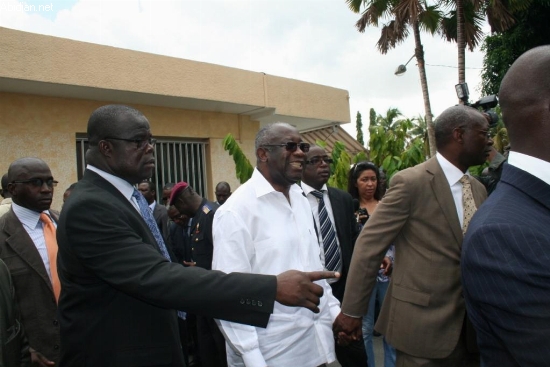 Venance Konan (journaliste-écrivain) : “Seule la pression de la rue poussera Gbagbo à organiser  les élections”